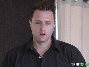 Чувак ебет молодую девку со спинером в жопе