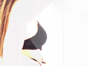 Мастурбирует очко красавицы пальцами