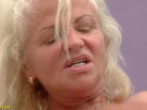 Развратная бабуля знает толк в хорошем анальном сексе