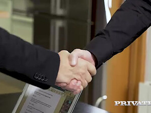 Молодой девке подарили сразу два хера