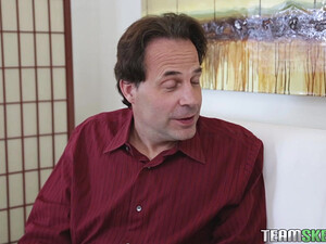 Молодая сосет зрелому мужику и трахается в задницу