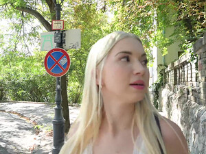 Две грудастые лесбиянки трутся письками перед анальным сексом втроем