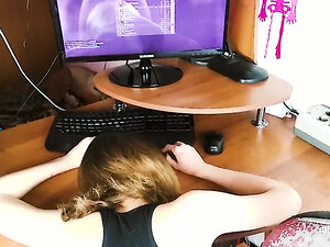 Ебет а анал русскую суку, пока та играет в КС и матерится