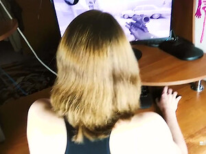 Ебет а анал русскую суку, пока та играет в КС и матерится