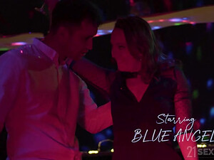 Девица отсосала и села жопой на хуй в туалете