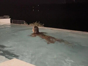 Monika Foxxx и её анальная мастурбация с выворотом клоаки наружу