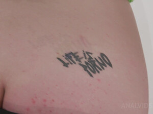 Возбужденная Стефани скачет на огромном черном члене во время анального кастинга