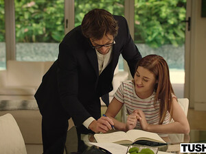 Трахает молодую в анальном порно видео