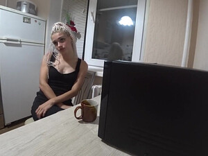 Пацан кончил в попку потрясающей блондинки Belleniko