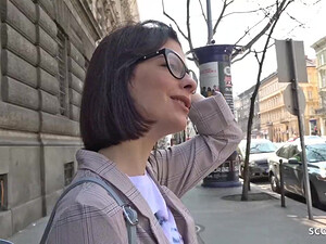 Очкастая девушка принимает большой член в жопу