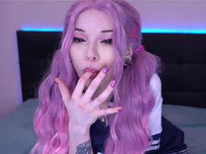 Молодая косплейерша насаживается тугим аналом на большой член