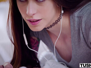 Девка отсосала и села на хуй негра своей попой