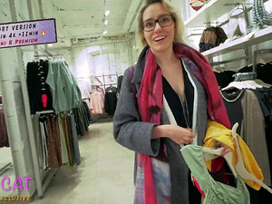 Сучка еле держится, чтобы не закричать от анального секса в раздевалке