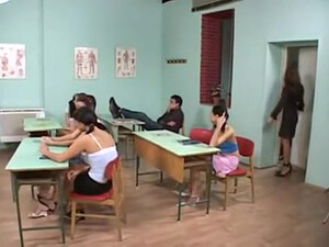 Два студента жестко ебут зрелую училку в анал перед всей группой