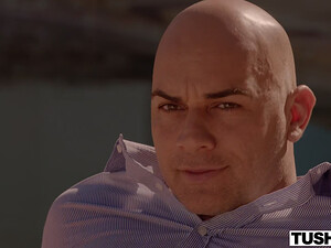 Раздвинула ноги и стала ебаться в групповом порно