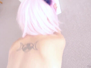 Выебал белокурую девушку с жопу на фестивале косплея, словно в борделе