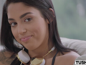 Студентка делает глубокий минет в анальном порно