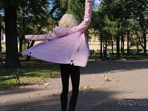 Русская блондинка дала полизать жопу незнакомцу с улицы и ей это понравилось