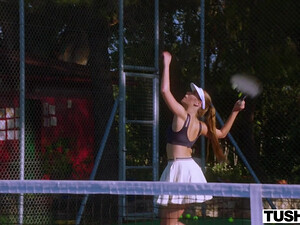 Теннисистка прыгает на члене массажиста и трахается в анал