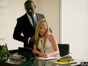 Симпатичная девка отсасывает и ебется в очко с негром