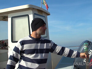 Блондинка отблагодарила минетом моряков за спасение