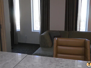 Миниатюрная блондинка сосет на коленях, усердно напрашиваясь на еблю в зад