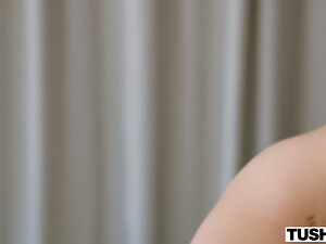 Красавица с большой попкой ебется раком