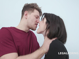 Два хуя в анал привлекательной брюнетки