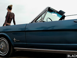 Черный член в анал красавицы