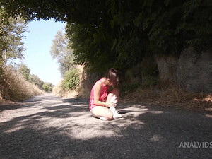 Подвернула ногу, а мужики, чтобы отвлечь, выебали с двойным проникновением
