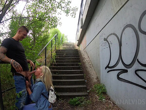 Ебу в жопу подругу прямо на улице, пока этого никто не видит!