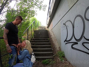 Ебу в жопу подругу прямо на улице, пока этого никто не видит!