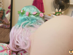 Строгий брат трахнул в жопу сестру косплейщицу за грязный онанизм в вебкаме