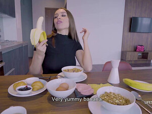 Горячая красотка страстно отсасывает член своего парня с самого утра