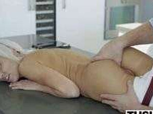 Молодка сосет большой хуй перед трахом в попку