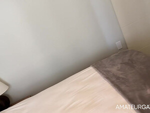 У кого больше член тот и трахает другого в узкую попку