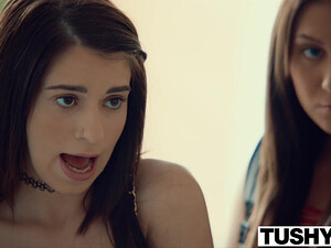 Две брюнетки сосут и дают в анал