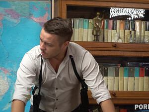 Полицейская Lara Frost ждет преступников чтобы устроить анальную групповушку в кабинете