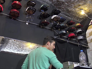 Три парня оттрахали в киску и попку продавца - консультанта