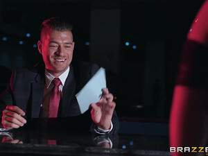 Телку в разорванных колготках трахают раком в жопу