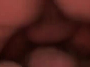 Молодая жена много кончает от анального секса с мужем и друзьями
