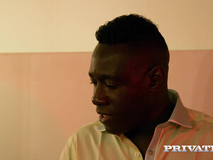 Негр выебал раком любовницу, оставив в попе анальный кремпай