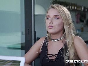 Анальная групповуха с тремя сучками на столе