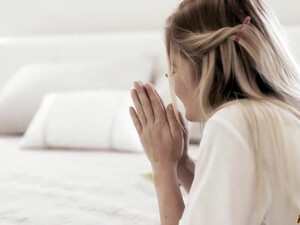 Анальная ебля молодой блондинки на столе