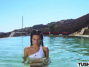 Анал секс с брюнеткой в позе догги стайл