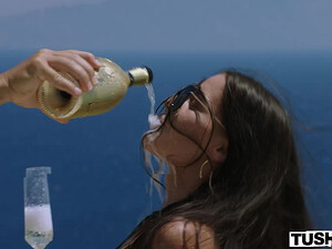 Анал секс с брюнеткой в позе догги стайл