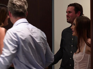 Жены сосут своим мужьям в перерывах между групповым сексом в анал