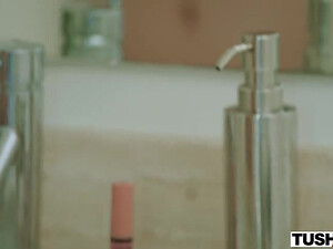 Трахает молодую давалку в очко