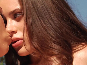 Две анальные телки трахаются с одним парнем