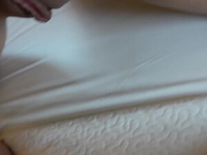 Девчуля нежно сосет на камеру и соглашается на анал